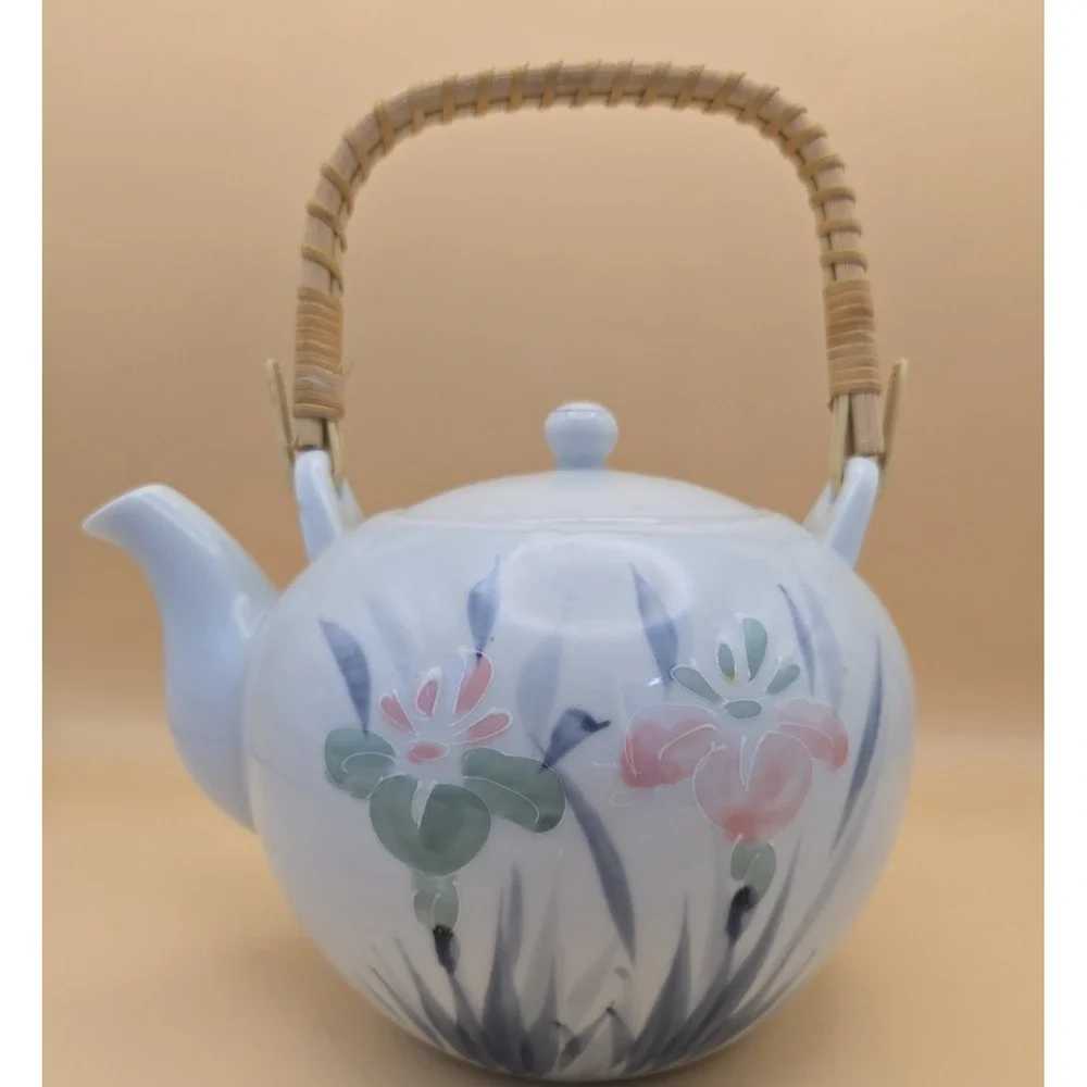 Tea Pot Floral Vintage  Made‎ In Japan With Lid And Wrapped Handle.